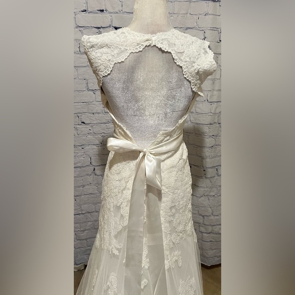 NWT David’s Bridal Ivory Cap Sleeve Lace Trumpet Wedding Dress Size 2 - $599 - Picture 9 of 15